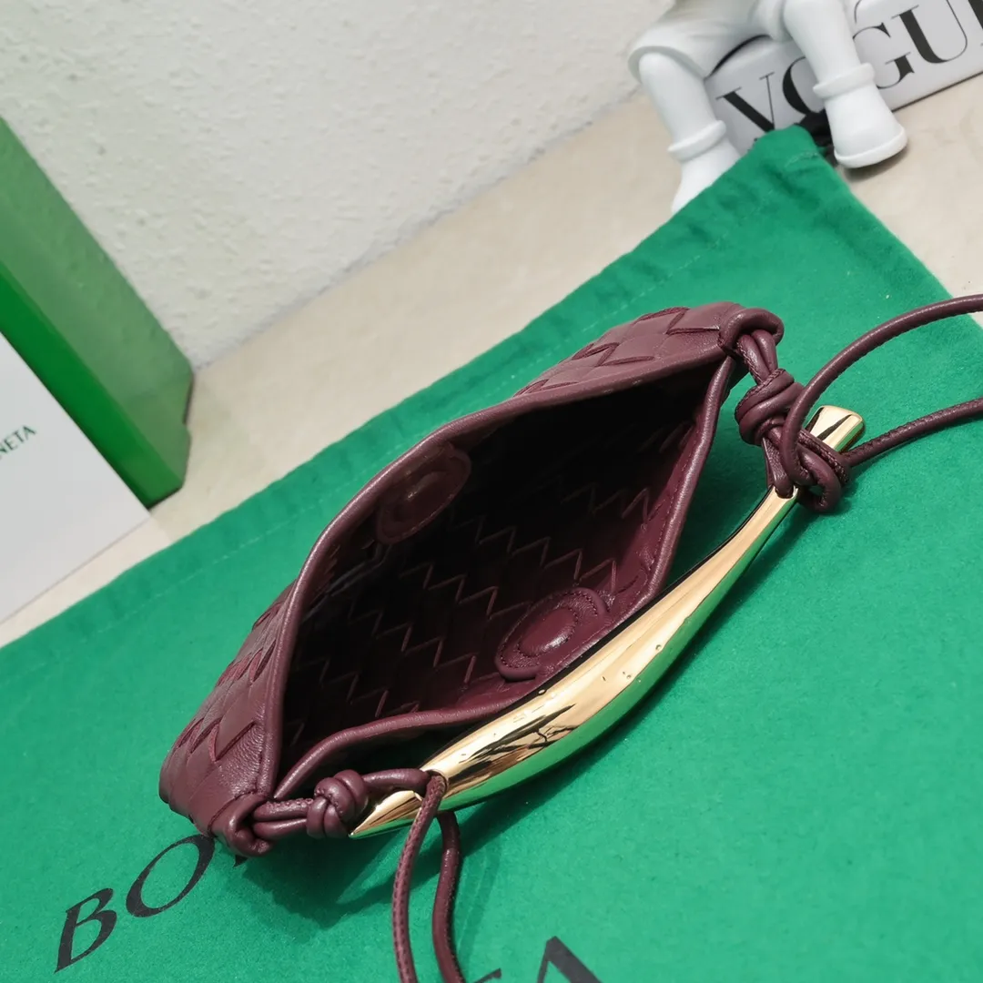 Batch of 1260 BV Mini Sardine is coming‼ ️Super high-end, stainless steel hardware + 24k real gold plating process, fish scales (concave and convex positions) are the finishing touch, the sardine bag that can be carried cross-body is completely beautiful to the heart. The metal element handle and weaving are perfectly combined to completely integrate the artistic sense and elegance and fashion. It is really like a work of art🏺The large size is elegant, the small size is exquisite and cute, a must-have item for fashionistas, and the details are perfectly reproduced. Style number: 6680# Size 20*12*2.5